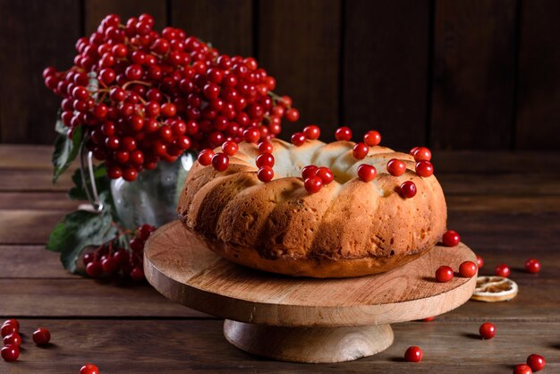 Traditionelle Weihnachts-Cranberry-Torte. Vorbereitung der festlichen Tafel für die Weihnachtsfeier