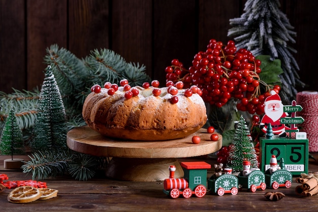 Traditionelle Weihnachts-Cranberry-Torte. Vorbereitung der festlichen Tafel für die Weihnachtsfeier