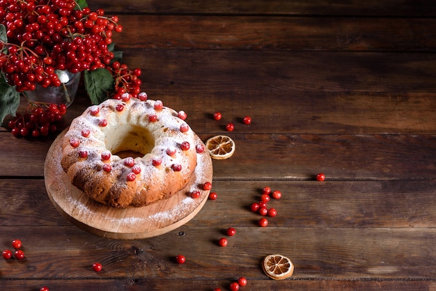 Traditionelle Weihnachts-Cranberry-Torte. Vorbereitung der festlichen Tafel für die Weihnachtsfeier