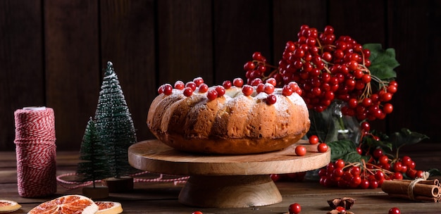 Traditionelle Weihnachts-Cranberry-Torte. Vorbereitung der festlichen Tafel für die Weihnachtsfeier