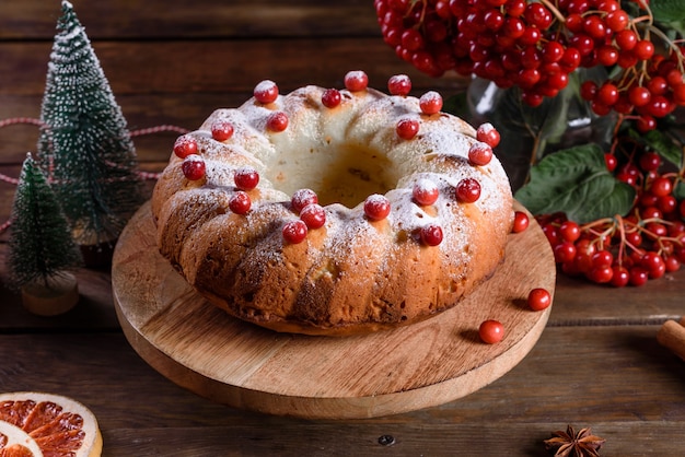 Traditionelle Weihnachts-Cranberry-Torte. Vorbereitung der festlichen Tafel für die Weihnachtsfeier