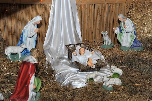 Traditionelle Weihnachtskrippe mit Maria und Josef und Jesuskind in der Krippe.