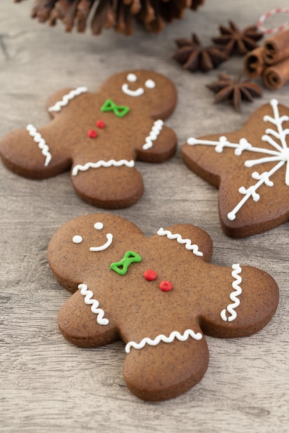 Traditionelle Weihnachtslebkuchenplätzchen über einem Holztisch.