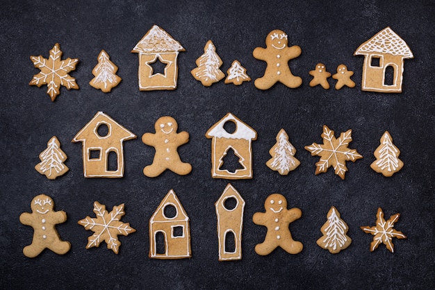 Traditionelle Weihnachtslebkuchenplätzchen verziert mit Zuckerguss