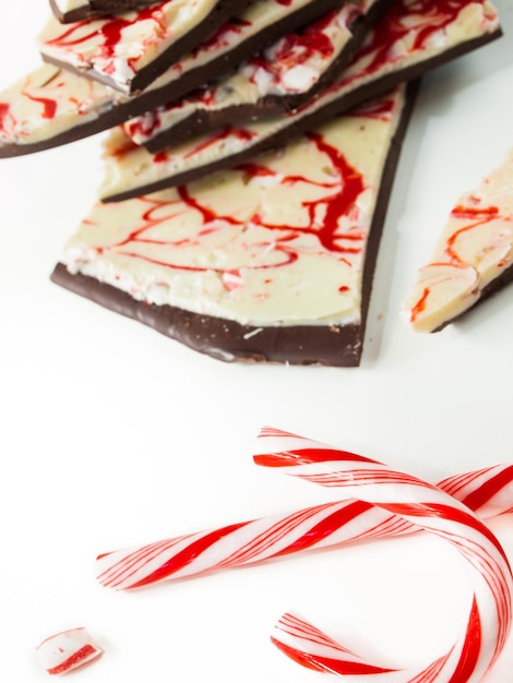 Traditionelle Weihnachtsschokolade Pfefferminzrinde mit Pfefferminzbonbons bestreut.