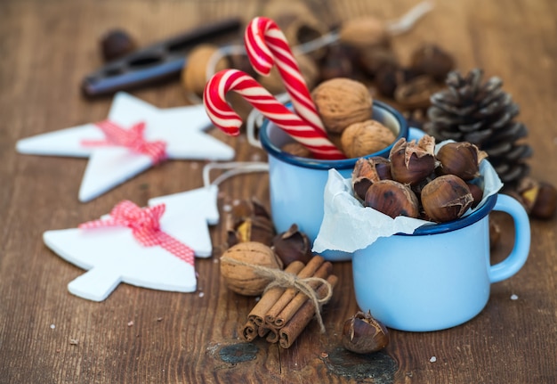 Traditionelle Weihnachtsspeisen und Dekoration.