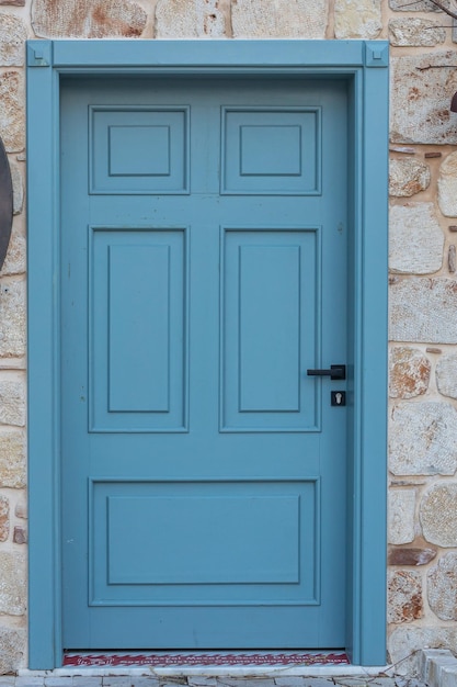 Traditionelle weiße griechische Hausfassade mit blauer Tür