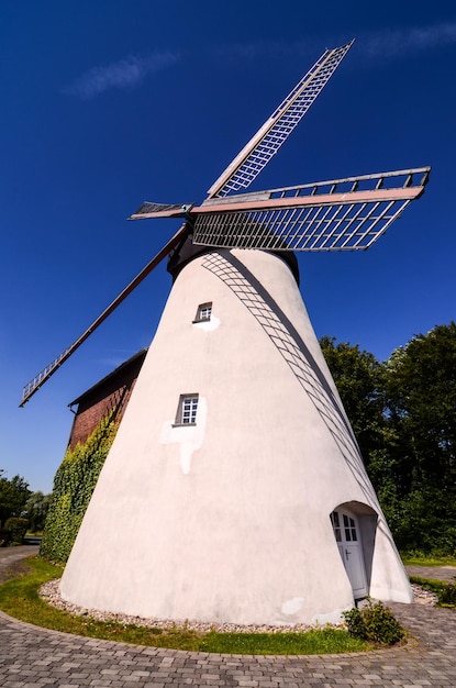 Traditionelle weiße Windmühle auf dem Land in Deutschland