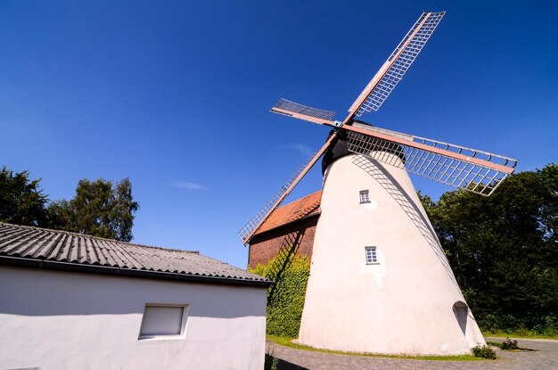 Traditionelle weiße Windmühle auf dem Land in Deutschland