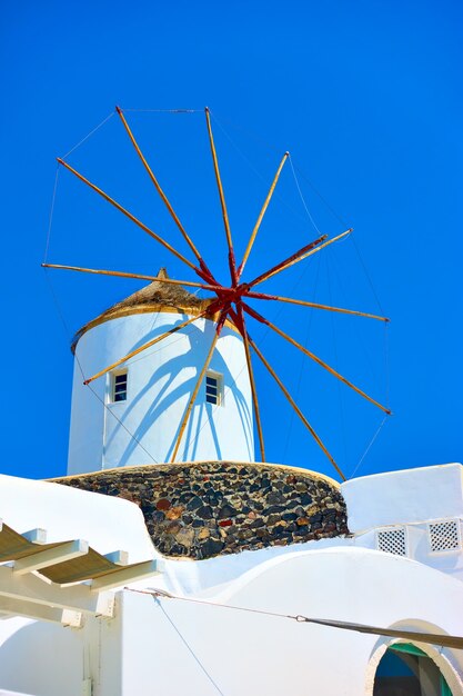 Traditionelle weiße Windmühle in Oia in Santorini, Griechenland