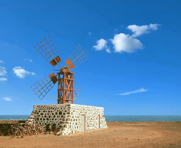 Traditionelle Windmühle am Meer in Fuerteventura