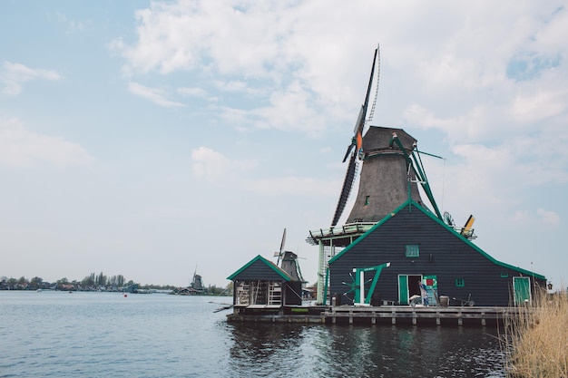 Traditionelle Windmühle am See gegen den Himmel