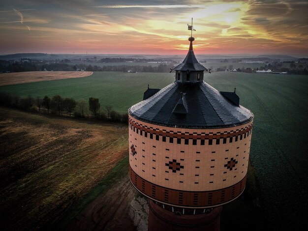 Traditionelle Windmühle auf dem Feld gegen den Himmel bei Sonnenuntergang