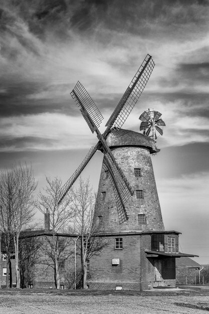 Foto traditionelle windmühle auf dem feld gegen den himmel