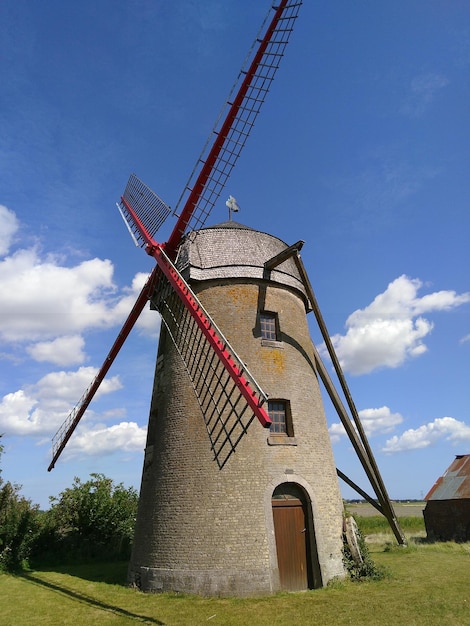 Traditionelle Windmühle auf dem Feld gegen den Himmel