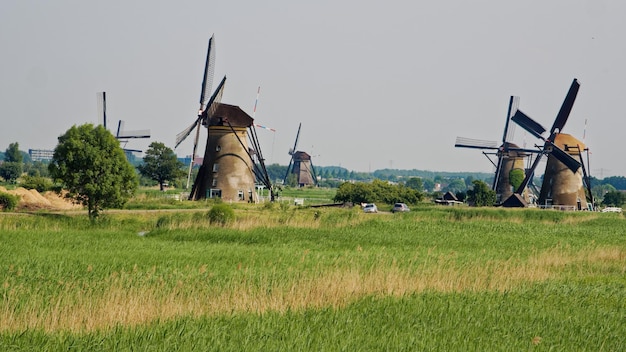 Foto traditionelle windmühle auf dem feld gegen den himmel