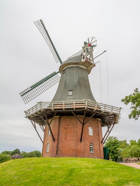 Traditionelle Windmühle auf dem Feld gegen den Himmel