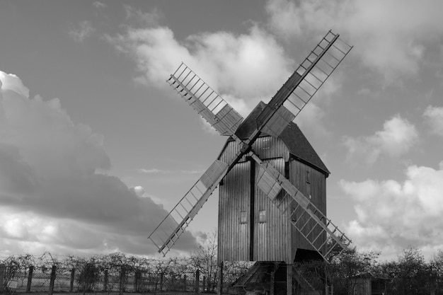 Traditionelle Windmühle auf dem Feld gegen den Himmel