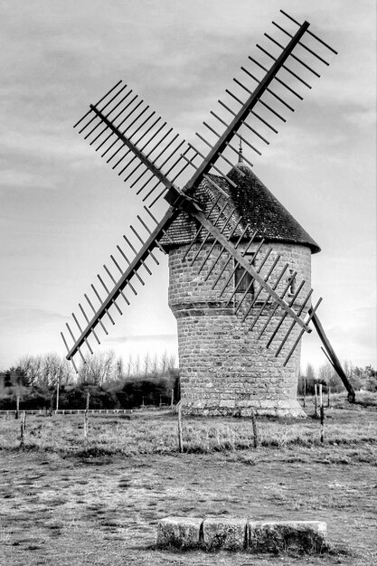 Traditionelle Windmühle auf dem Feld gegen den Himmel