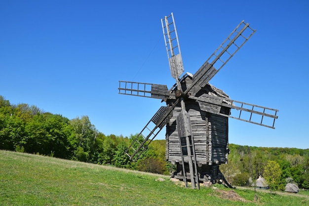 Traditionelle Windmühle auf dem Feld vor klarem Himmel