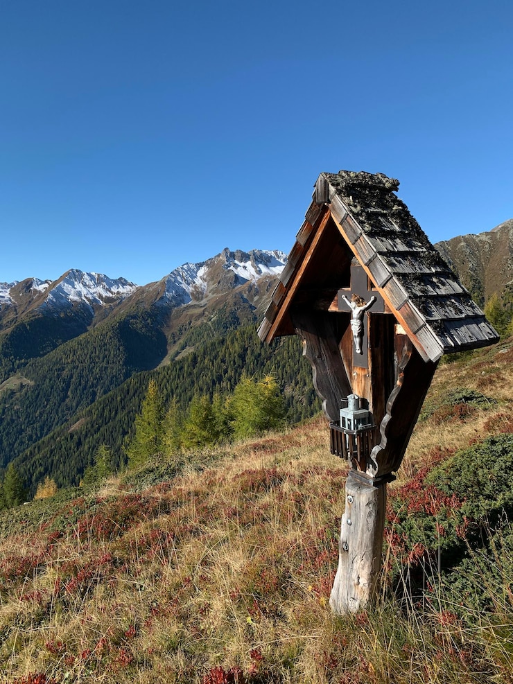 Foto traditionelle windmühle auf dem feld vor klarem himmel