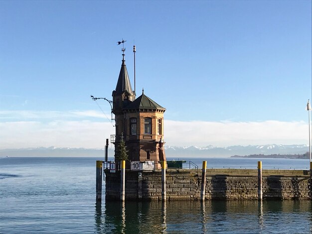 Foto traditionelle windmühle auf dem meer, die gegen den himmel gebaut werden