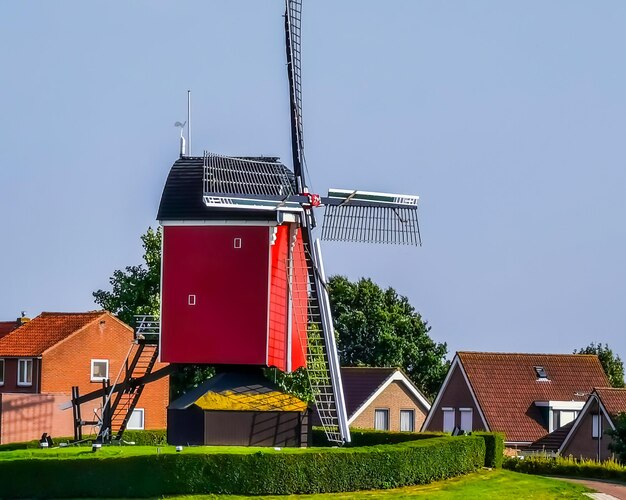 Traditionelle Windmühle auf einem Gebäude gegen den Himmel