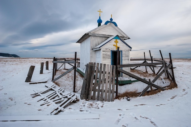 Foto traditionelle windmühle auf schneebedecktem land gegen den himmel