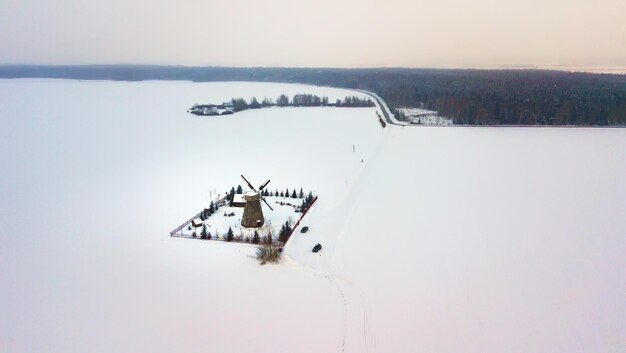 Traditionelle Windmühle auf schneebedeckter Winterlandschaft