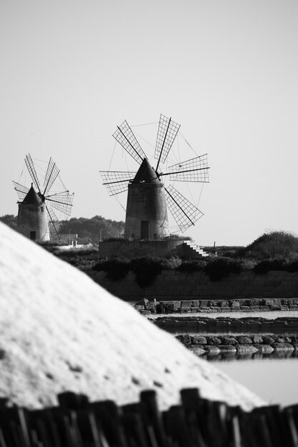Traditionelle Windmühle gegen den Himmel