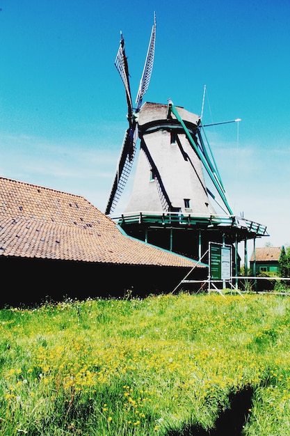 Foto traditionelle windmühle in einer scheune gegen den himmel in zaanse schans