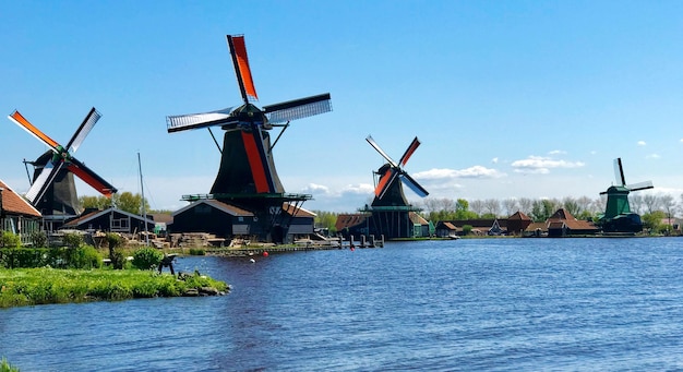 Traditionelle Windmühle von Windmühlen gegen den Himmel