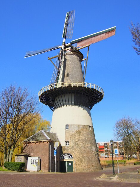 Foto traditionelle windmühle vor klarem blauen himmel