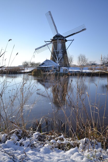 Foto traditionelle windmühle vor klarem himmel