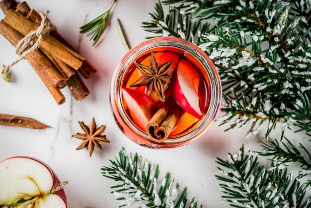 Traditionelle Wintergetränke, Weiß- und Rotglühweincocktail, dazu Weiß- und Rotwein