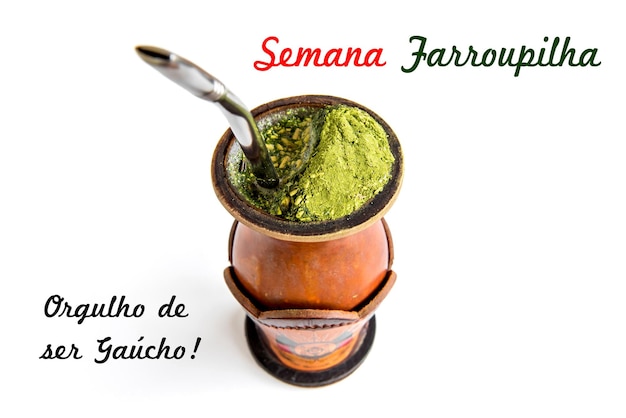 Traditionelle Yerba Mate Tee Chimarrao Gaucho aus Südbrasilien auf weißem Hintergrund