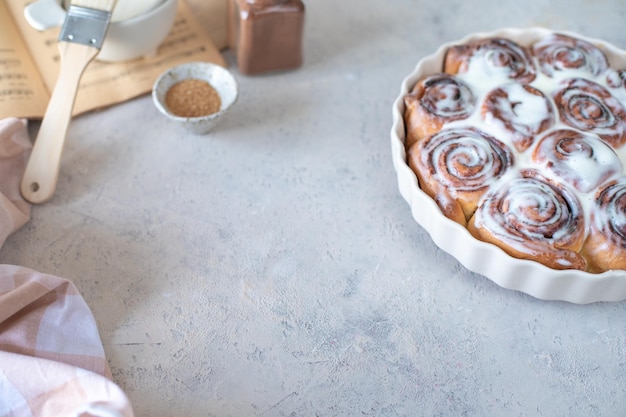 Traditionelle Zimtbrötchen auf einem weißen Tisch hausgemachte süße Brötchen