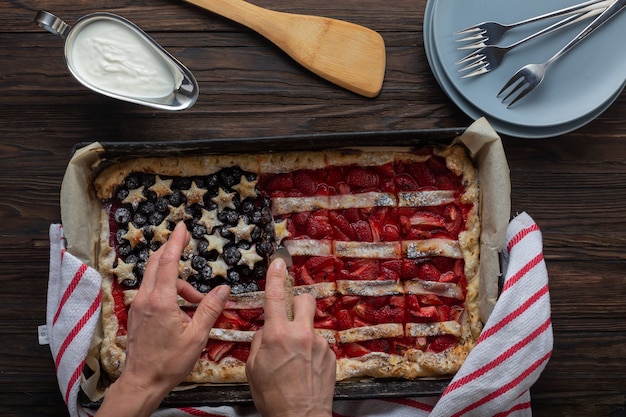 Traditioneller amerikanischer Unabhängigkeitstag oder Tag der Arbeit Strawberry Pie in Form einer Flagge, Ansicht von oben