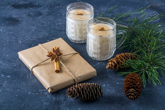 Traditioneller amerikanischer und kandacianischer Weihnachtsgetränke-Eierlikör in Kristallgläsern. Neujahrsgeschenkbox