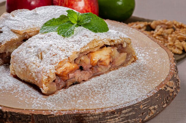 Traditioneller Apfelstrudel mit Nüssen