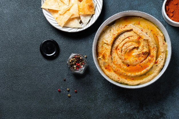 Traditioneller arabischer Auberginen-Dip Baba Ganoush mit Kräutern und geräuchertem Paprika auf dunklem Hintergrund. Auberginen-Hummus. Babaganush oder Auberginenkaviar. Gebackene Aubergine. Türkischer Auberginen-Dip