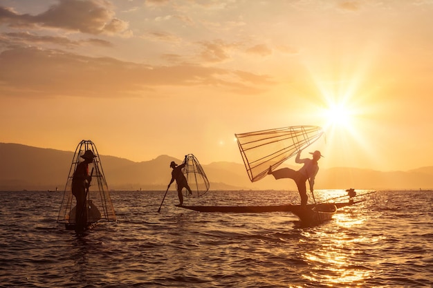 Traditioneller birmanischer Fischer am Inle See Myanmar