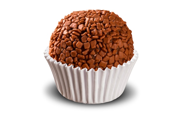 Traditioneller brasilianischer Brigadeiro isoliert