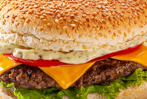 Traditioneller brasilianischer Burger, mit Brot, geschmolzenem Käse, Salat, Tomate, Mayonnaise auf weißem Hintergrund.