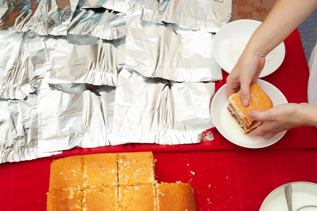 Traditioneller brasilianischer Kuchen namens BOLO GELADO in brasilianischem Portugiesisch Schritt für Schritt zubereiten