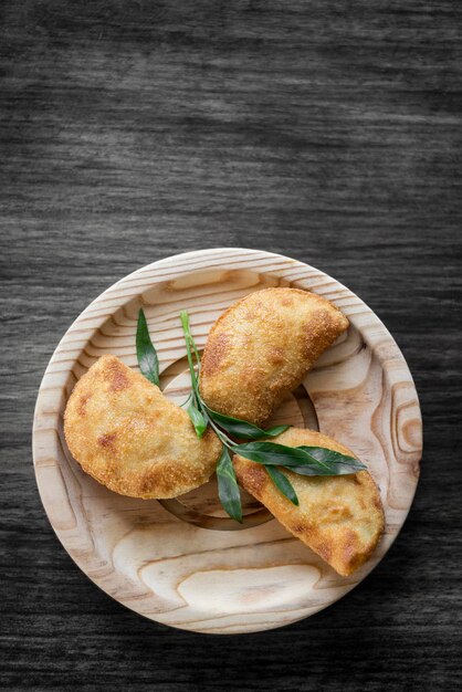 traditioneller brasilianischer Rissole aus Rindfleisch, gebratener Tapas-Snack auf einer Holzplatte