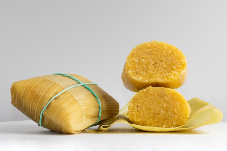 Traditioneller brasilianischer Snack, Pamonha, auf weißem Hintergrund.