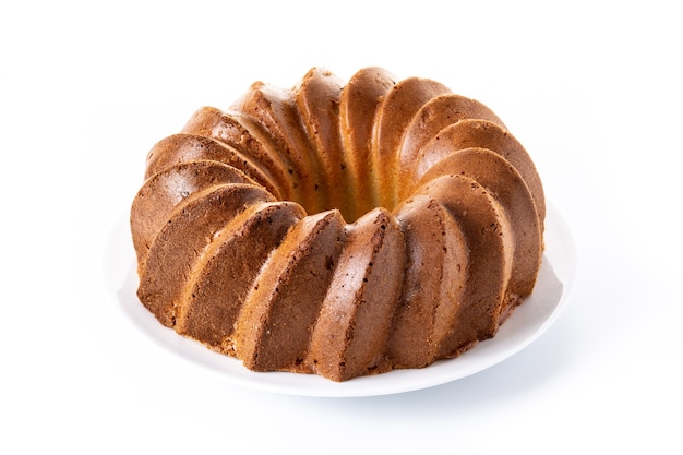 Traditioneller Bundt-Kuchen mit Rosinen auf weißem Hintergrund