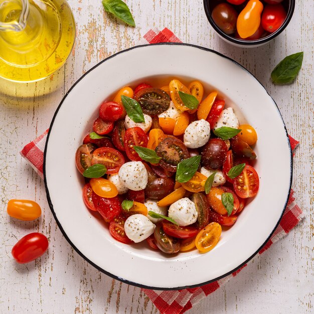 Traditioneller Caprese-Salat aus geschnittenen frischen Tomaten, Mozzarella und Basilikum, Ansicht von oben