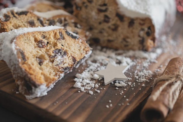 Traditioneller Christstollen aus getrockneten Früchten und Nüssen mit Puderzucker bestreut